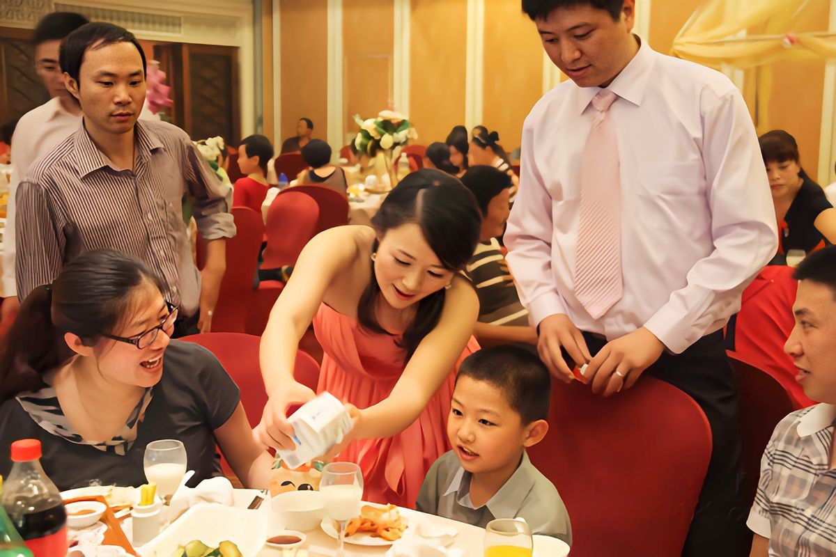 辽宁一土豪去随礼，才喝5两老茅台被迫离桌，掉头瞬间决定:偏不走