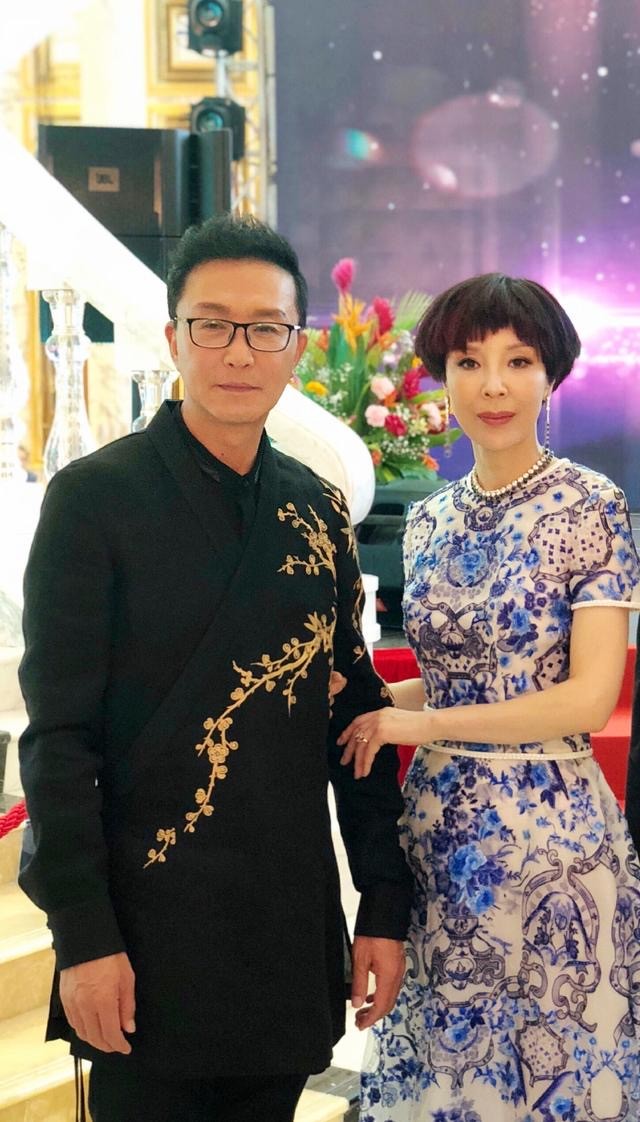 吴刚和妻子感情有多好,吴刚和老婆恩爱