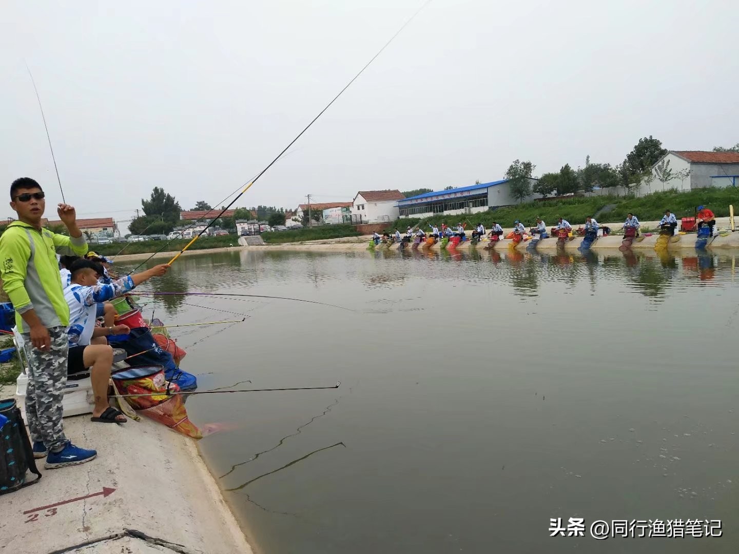 经常钓鱼的人容易遇到什么人,钓鱼人有时间就钓鱼有钱就买渔具