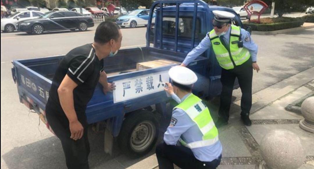 三轮车要戴安全帽吗,三轮车除了行驶证还要什么证