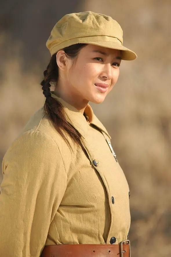 舍不得红唇眼线假睫毛，就别演女兵，这6位女星扮相才叫尊重观众