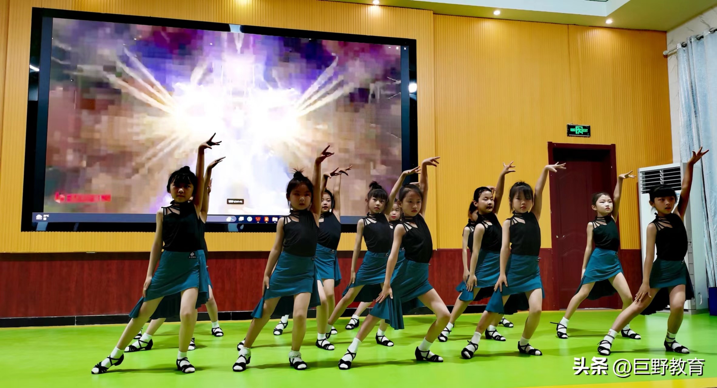 巨野县麒麟镇中心学校举行童声颂*党**恩欢庆“六一”文艺展演