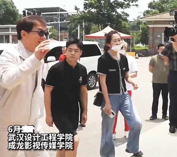 成龙武汉设计工程学院见面会,成龙出席武汉大学典礼