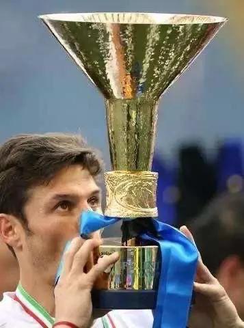 五大联赛冠军奖杯哪个好看一点,五大联赛的冠军奖杯哪个好看