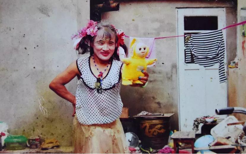 山东65岁拾荒大爷，每日扎小辫涂胭脂，无视他人嘲笑：我无愧于心