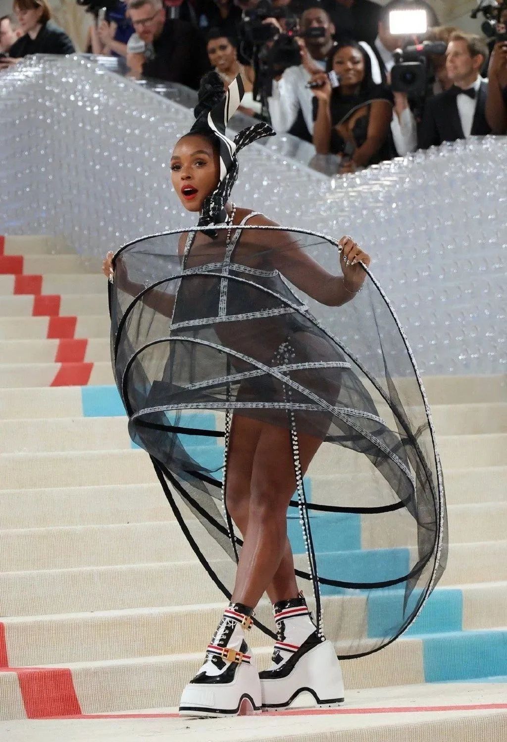 拖把头、海底生化人穿搭，美国这最受瞩目的一夜，如“群魔乱舞”