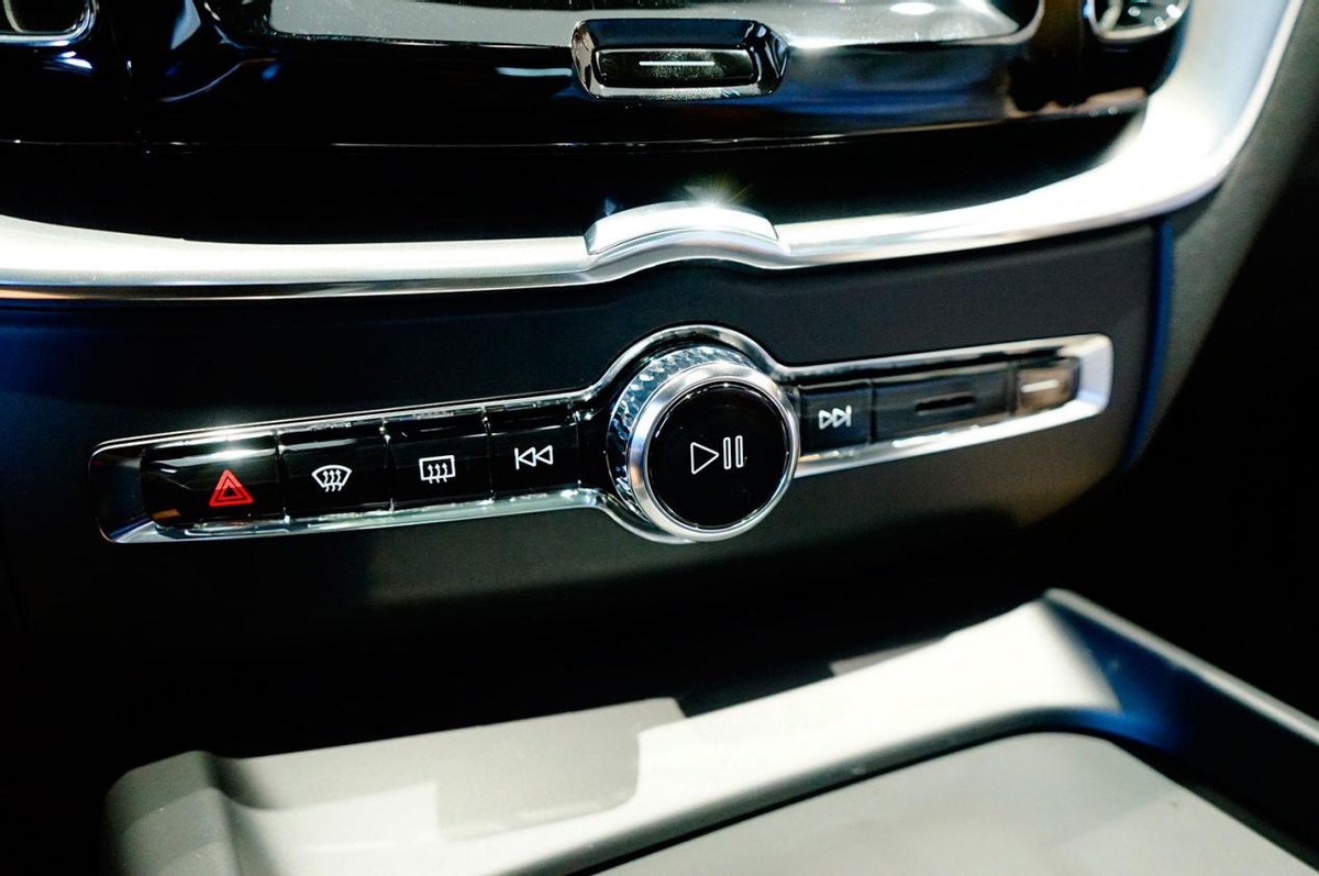 沃尔沃xc902022款t8试驾评测,沃尔沃xc602022款哪个颜色好看