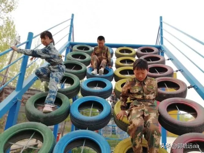 一小伙卖树叶一天挣12000,贵州女子巧用树叶赚大钱