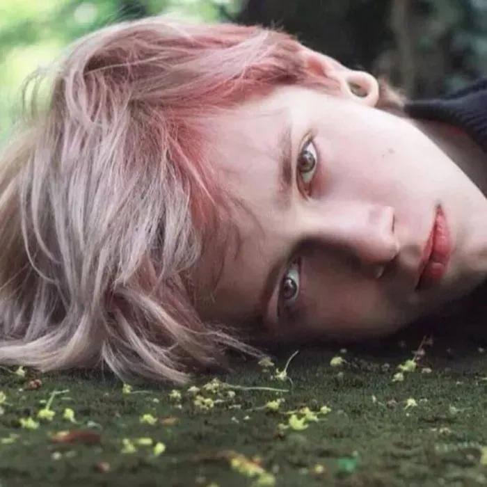 朋友圈自拍文案短句干净治愈,朋友圈自拍文案女