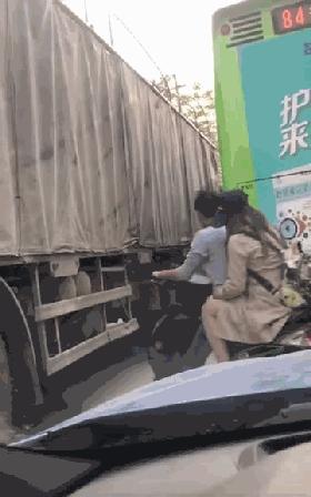 邻居门口放狮子我怎么破,邻居门口摆狮子我该怎么应对