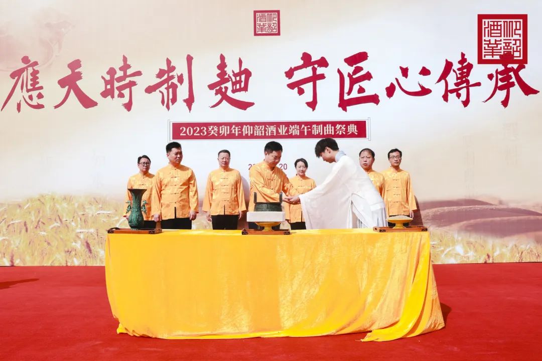 从出圈的仰韶“端午制曲”，看懂一个品牌背后的“匠心”