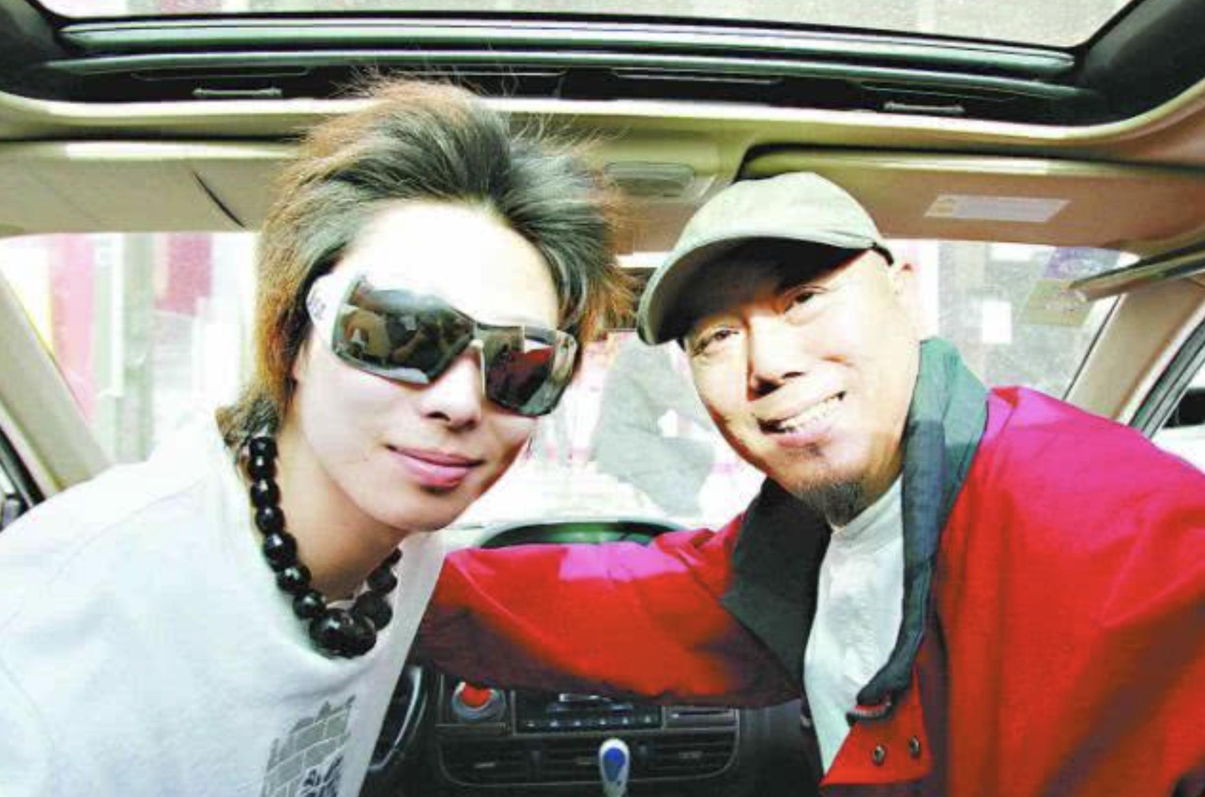 自己住豪宅娶娇妻，却对儿子30年不闻不问，晚年欲买豪车劝子回家