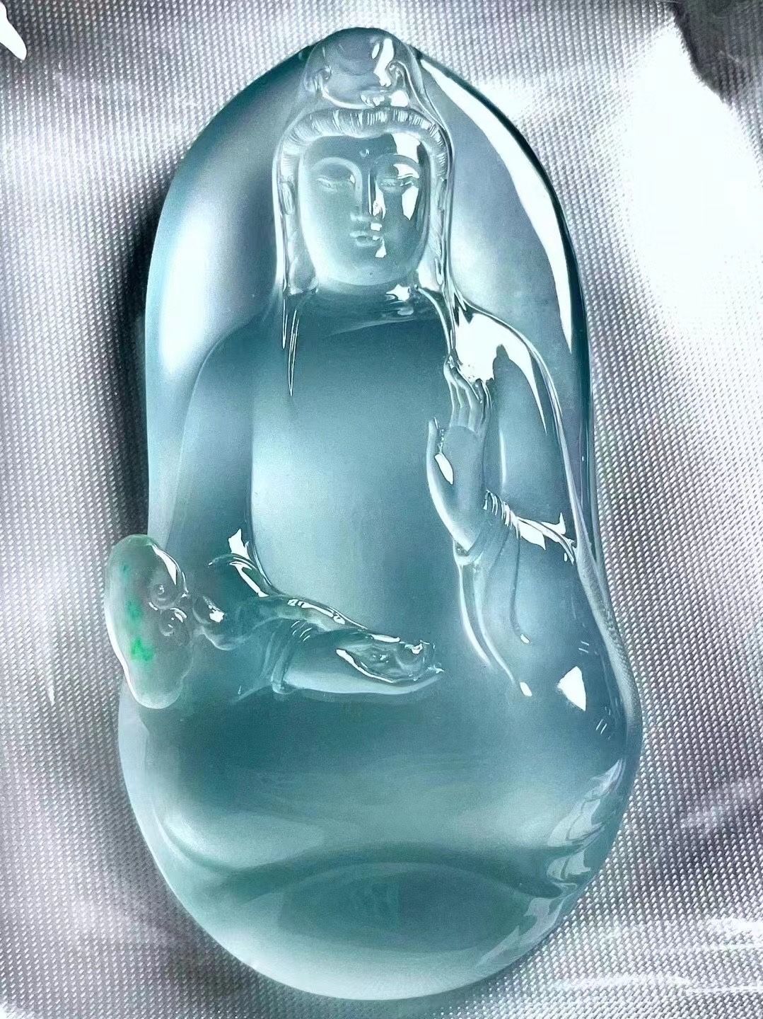 翡翠天空蓝的魅力,探寻翡翠和玉石