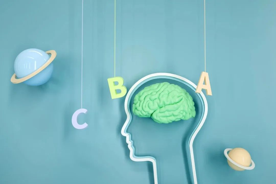 孩子不说话一个劲的哭,孩子不说话老是一个人笑