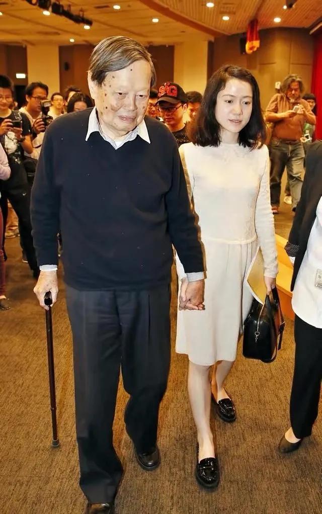 翁帆含泪说出嫁给杨振宁的缘由,翁帆说出了当时嫁给杨振宁的原因