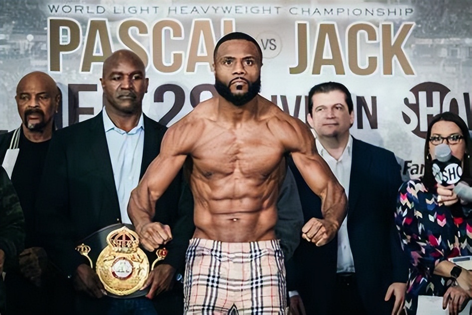 前世界拳王让·帕斯卡在赛后采访中,对裁判打分表达了强烈不满