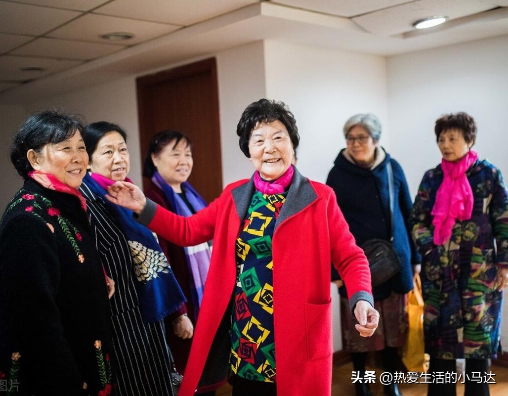 我退休躺平5年了，感觉很自在，可去了一趟堂姐家，我却后悔了