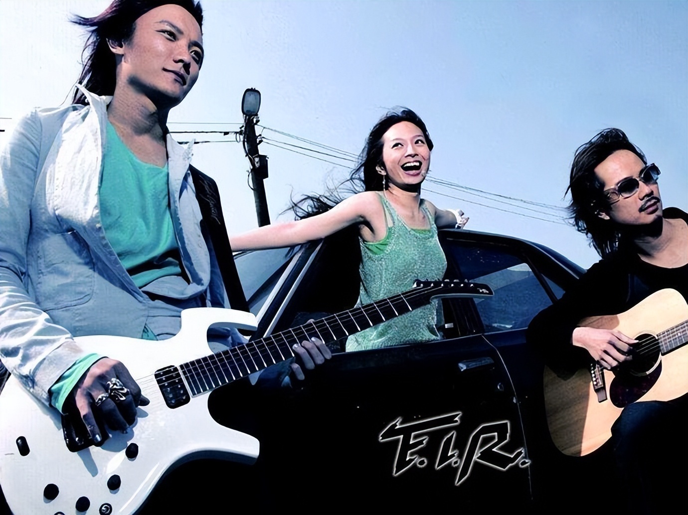 昔日爆红组合街头卖唱,曾经红极一时现在却卖唱的歌手