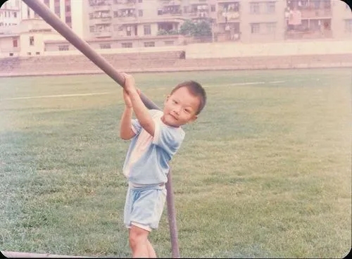 易建联生了几个孩子,易建联和荆灵近照