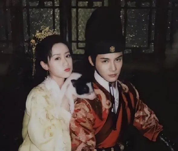 她曾被誉为娱乐圈校花,她被称为最美校花