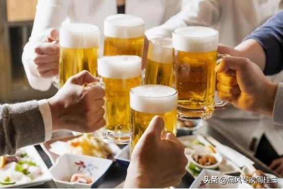 发现尿酸升高吃什么菜,发现尿酸偏高多久复查