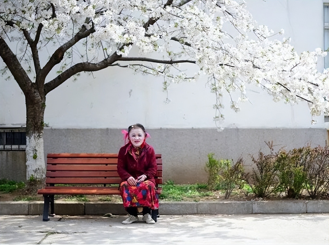 66岁“异装癖”男人：捡垃圾20年还清18万，自称不想讨好这个世界