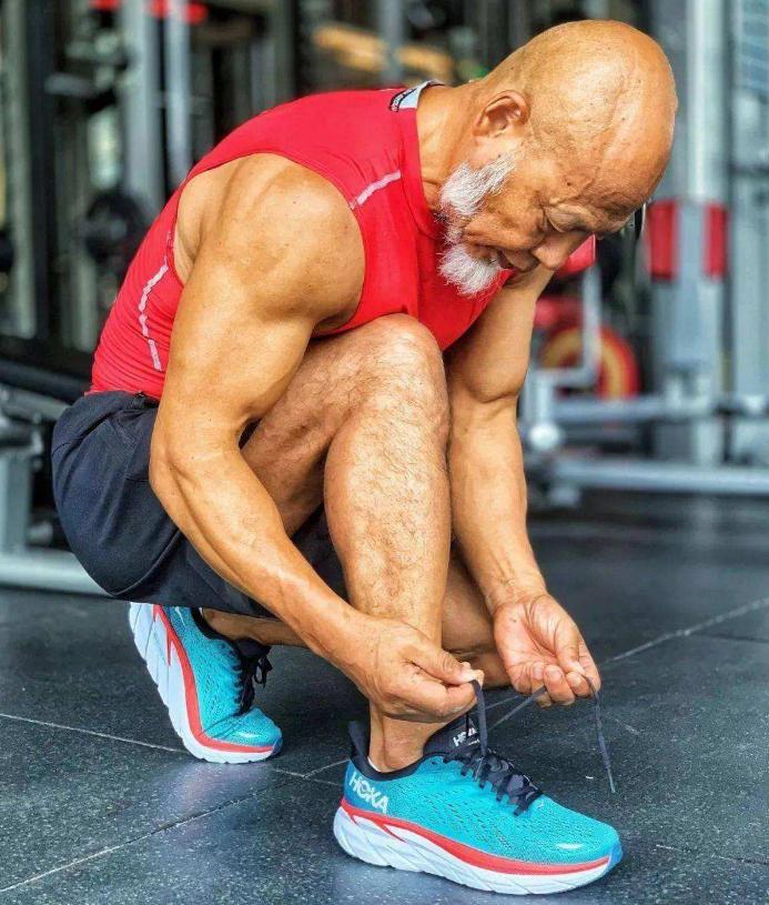 67岁大爷健身24年，娶小13岁美女娇妻，夫妻美满幸福、让人羡慕