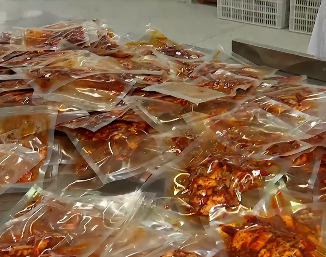 农村姑娘隐居深山创业养鸡,打工妹林下养鸡年入20万