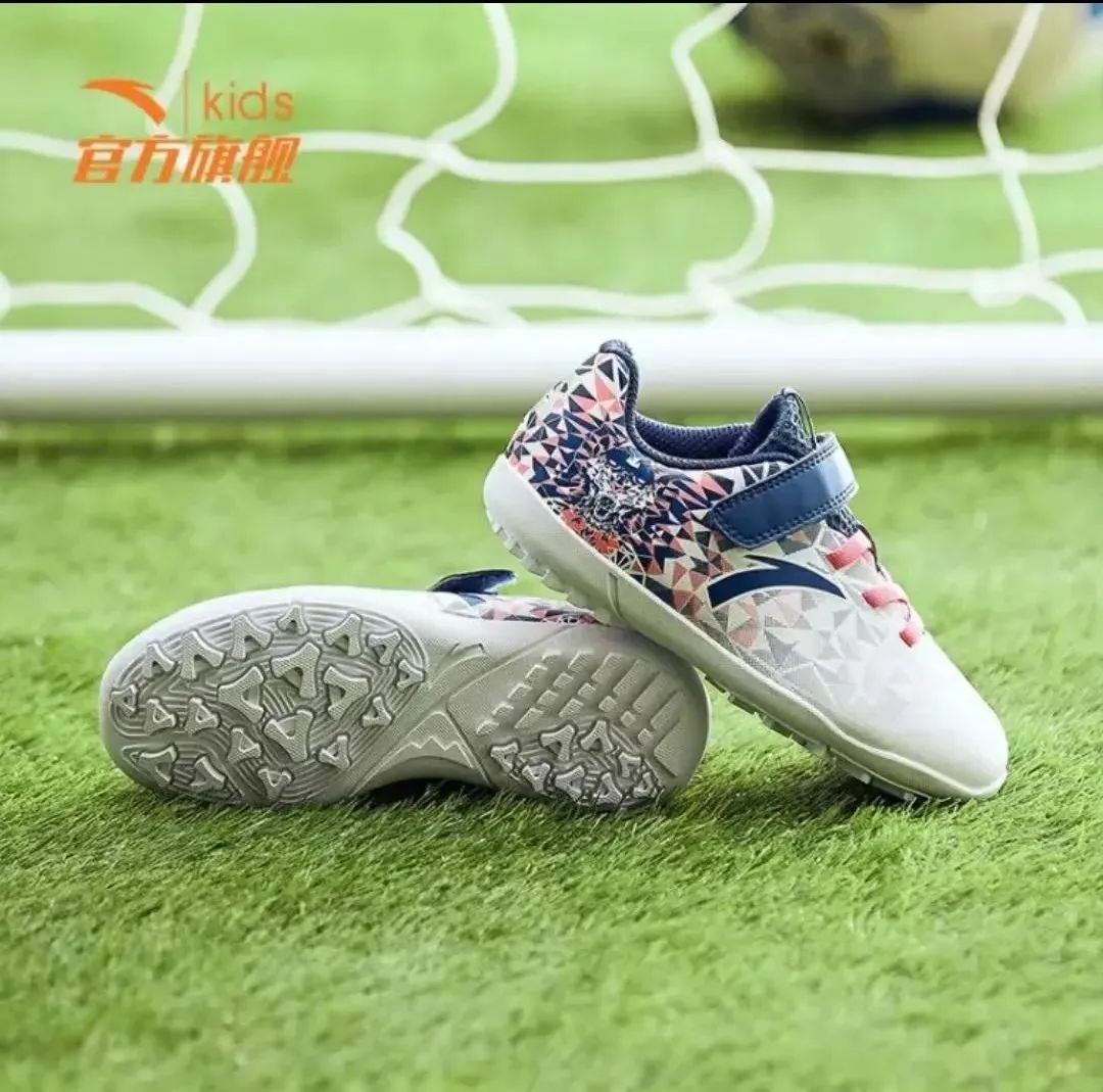 最近足球鞋推荐顶级,公认脚感最好的10双ag足球鞋