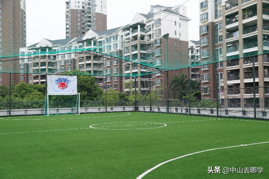 在室内足球场踢足球,在足球场里踢足球