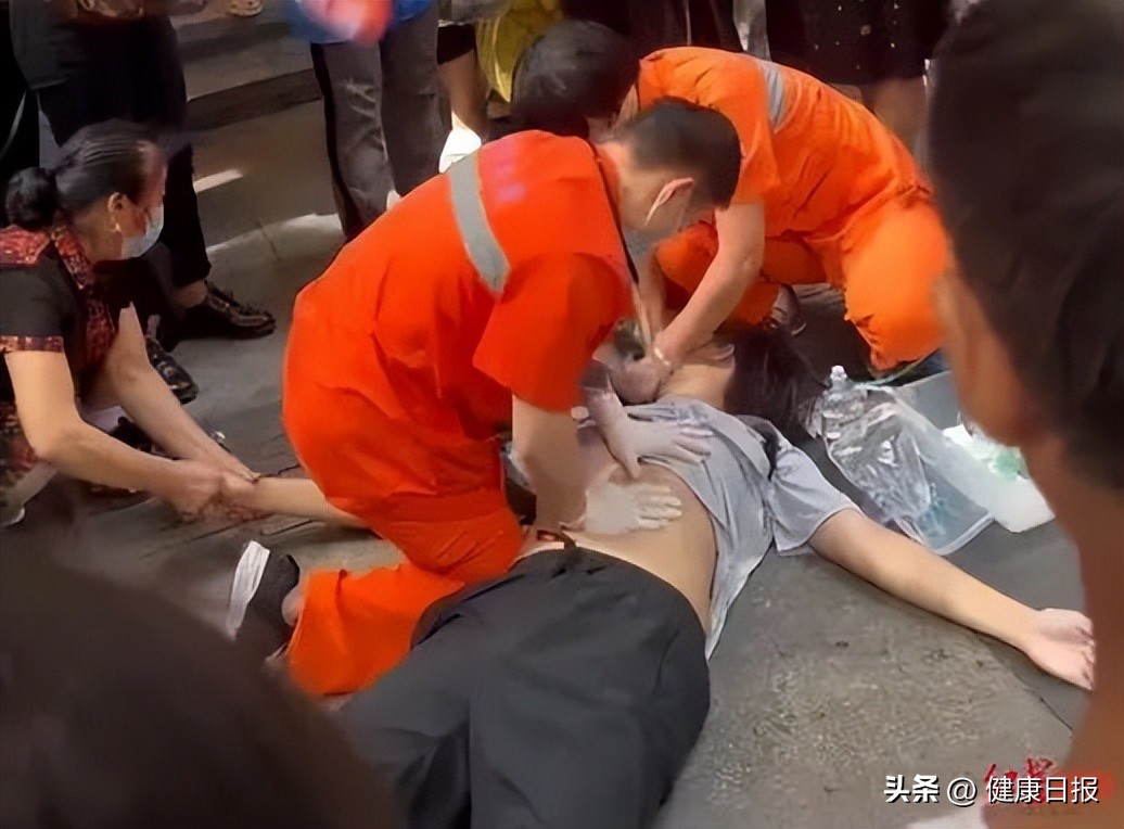 异物卡在喉咙附近可以不管吗,异物卡喉能割气管急救吗