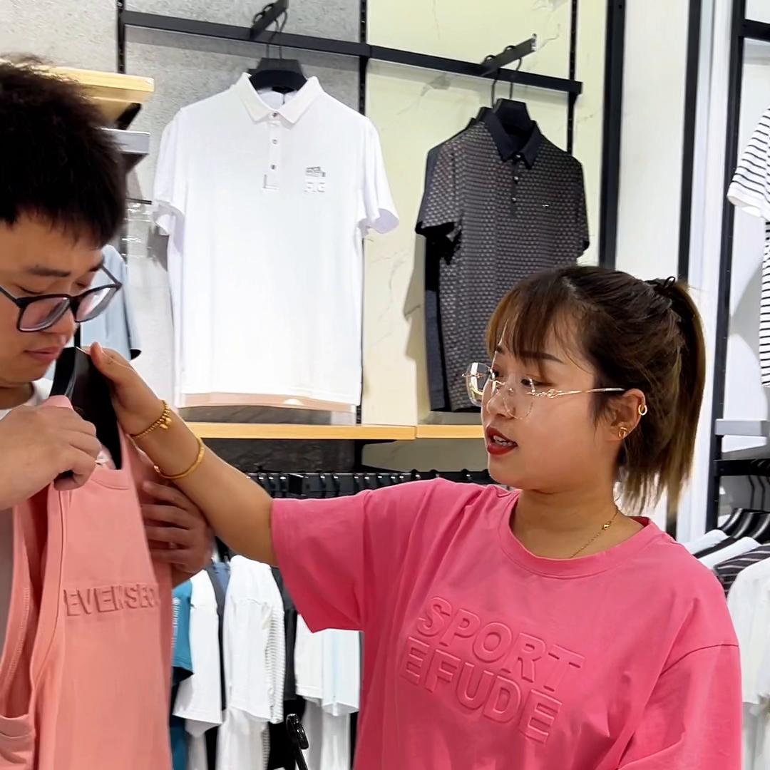 晨妈让我陪她上街逛逛，没想到竟然是给我买衣服，给我买了...