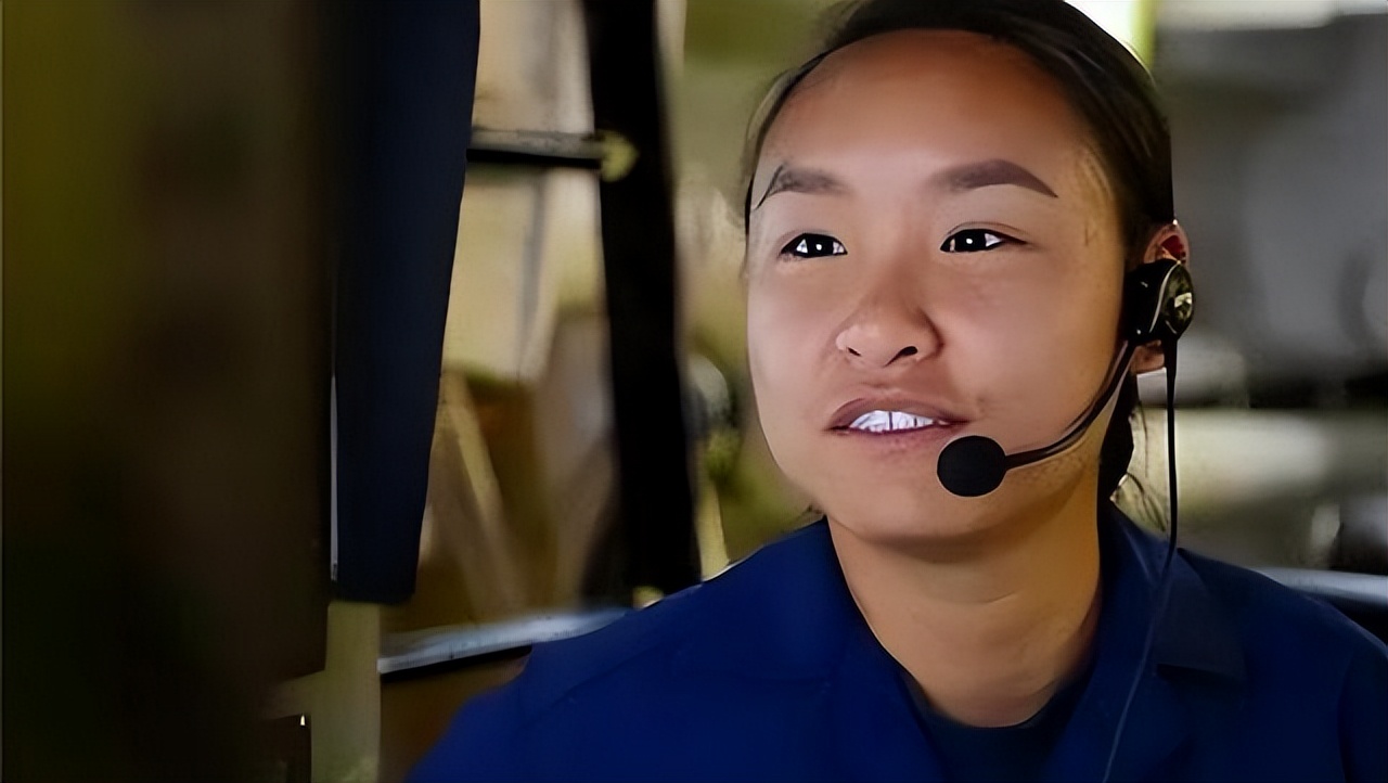 华人女兵在美军舰上干什么,美军华裔女兵向中国海警喊话