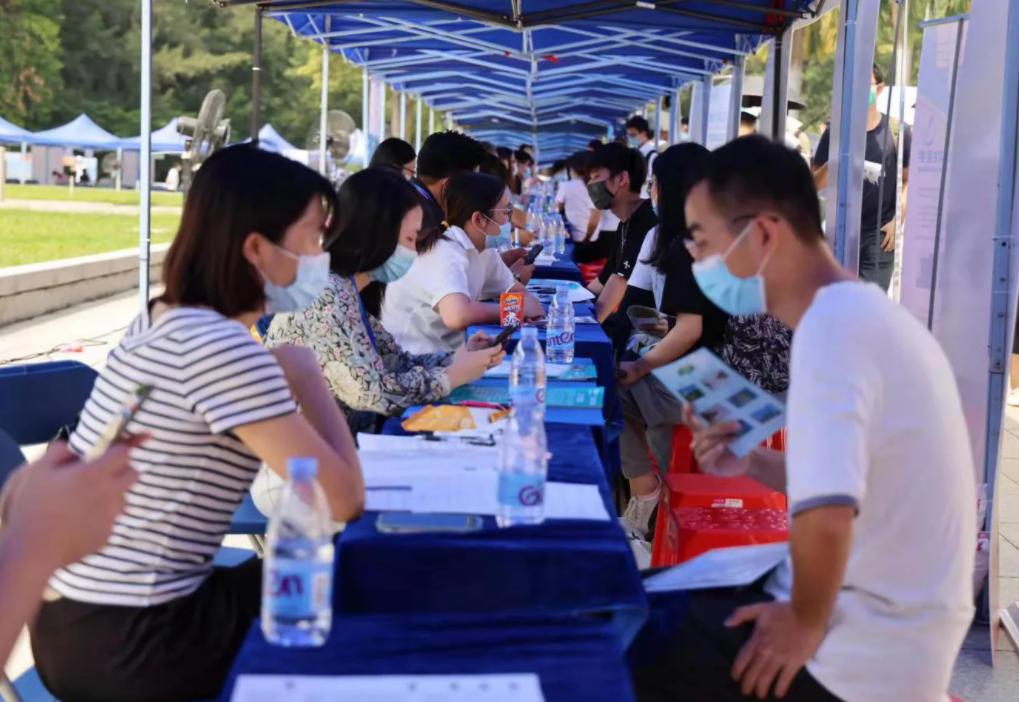 大学生就业多难？富士康流水线涌现大批本科生，在职者揭露了真相