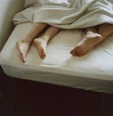 男子出轨被妻子浇硫酸事件,男子被泼硫酸凶手竟是枕边人