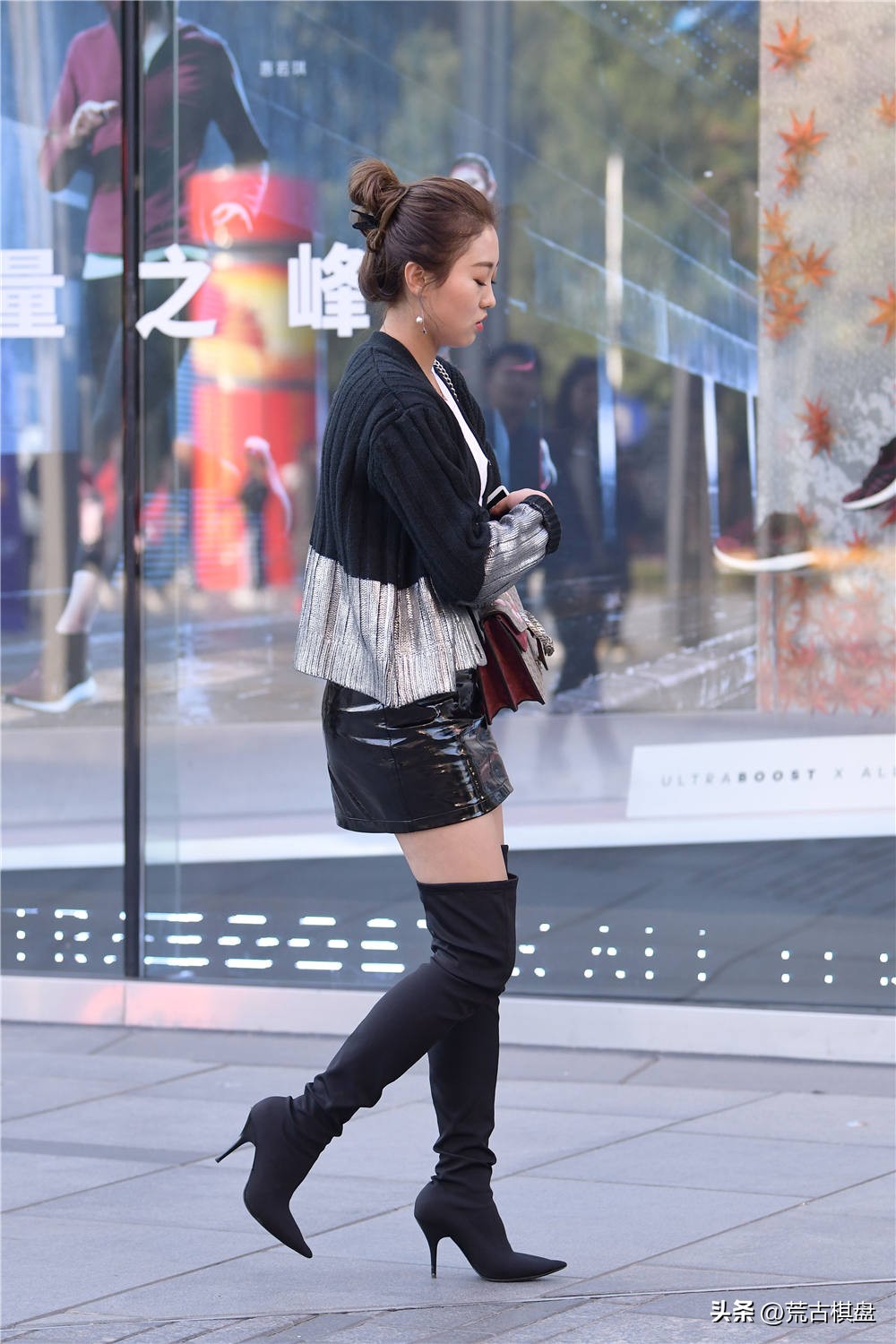 秋季黑色过膝长筒靴搭配牛仔短裙,粗低跟黑色过膝靴搭配图片