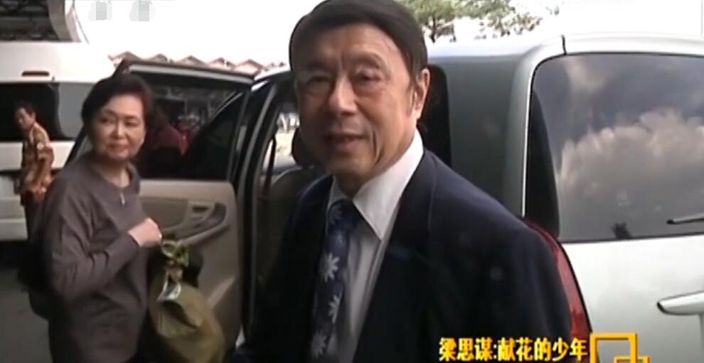 1955年，万隆会议给周总理献花的男孩是谁？后来帮了中国大忙