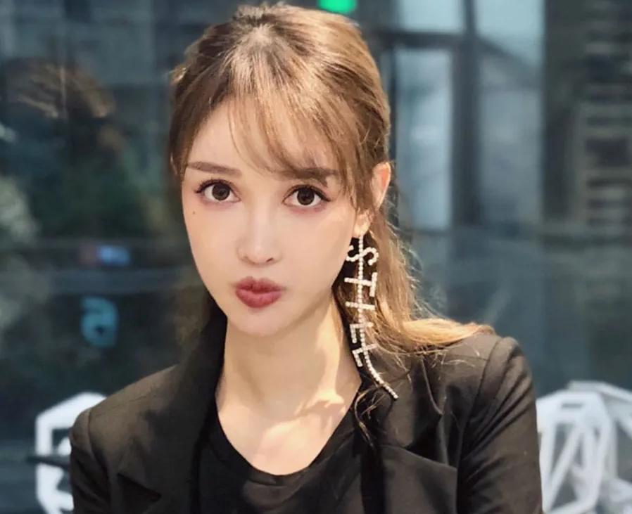 85后沈阳女孩花400万，整容超300次，直言：和父母断绝关系也不怕