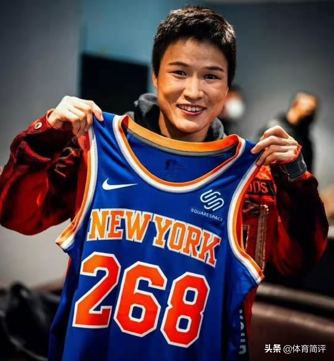 讽刺！国足1-3越南队赛前，足协主席陈戌源获赠1件越南队10号球衣