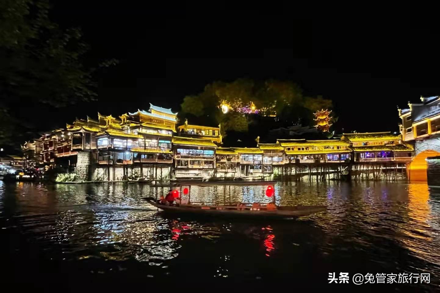 白天的凤凰古镇也很美,凤凰古城值得去么