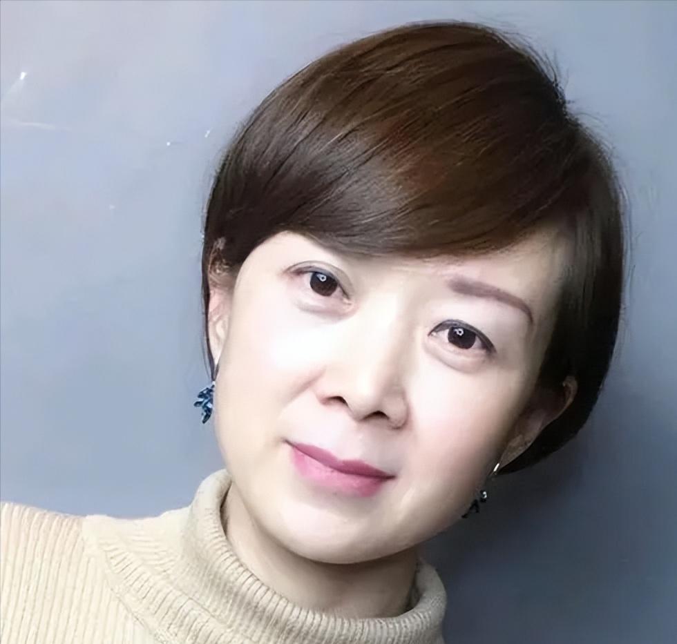 40岁的女人适合齐刘海袁泉发型吗,袁泉短发流行发型