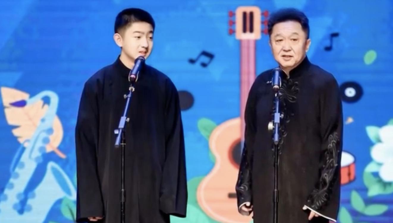 于谦和他的师傅同台谈论郭德纲,于谦假笑男孩