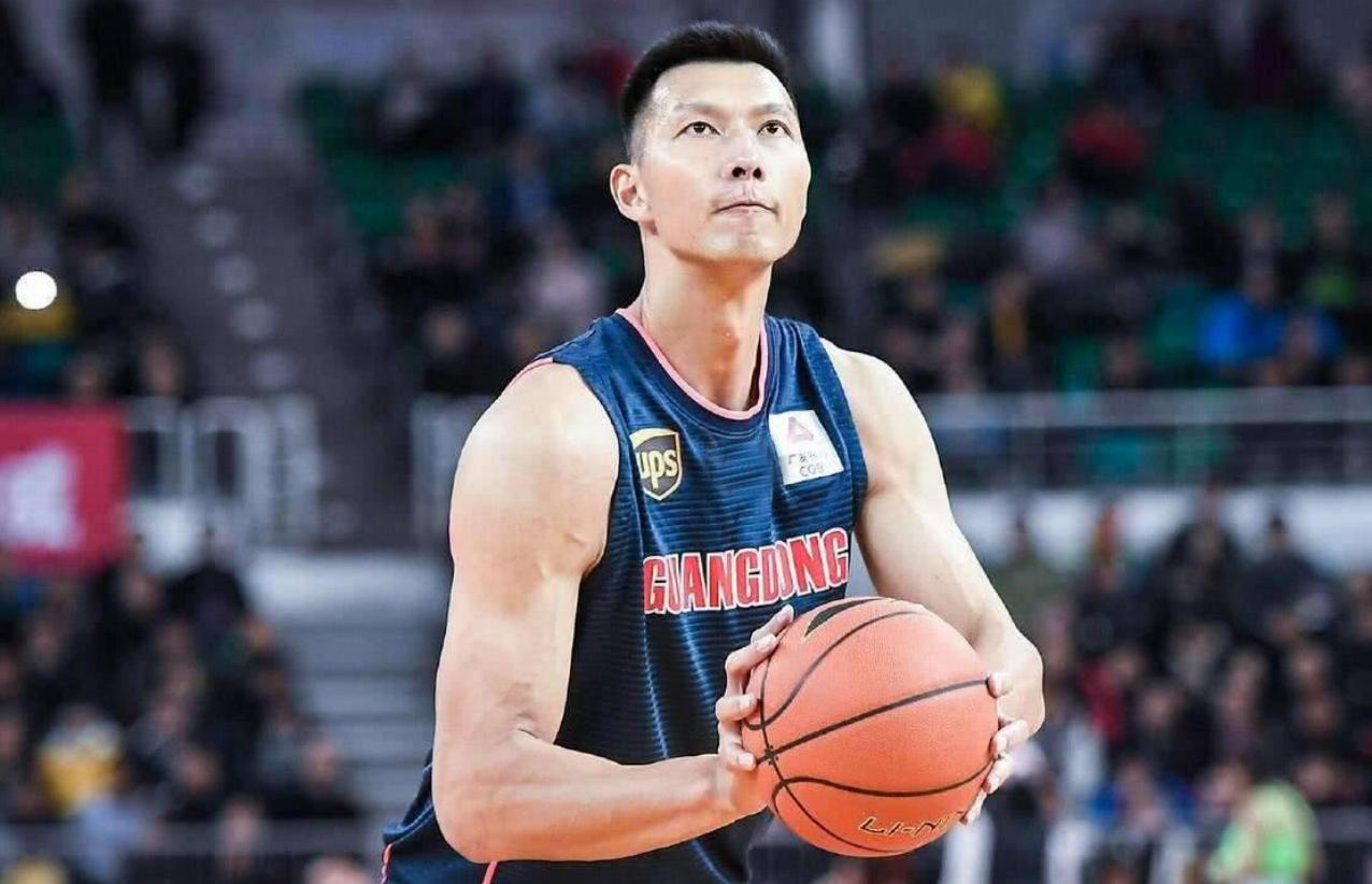 易建联：娶巴西足球宝贝荆灵，婚后连生两胎，如今妻儿都定居美国