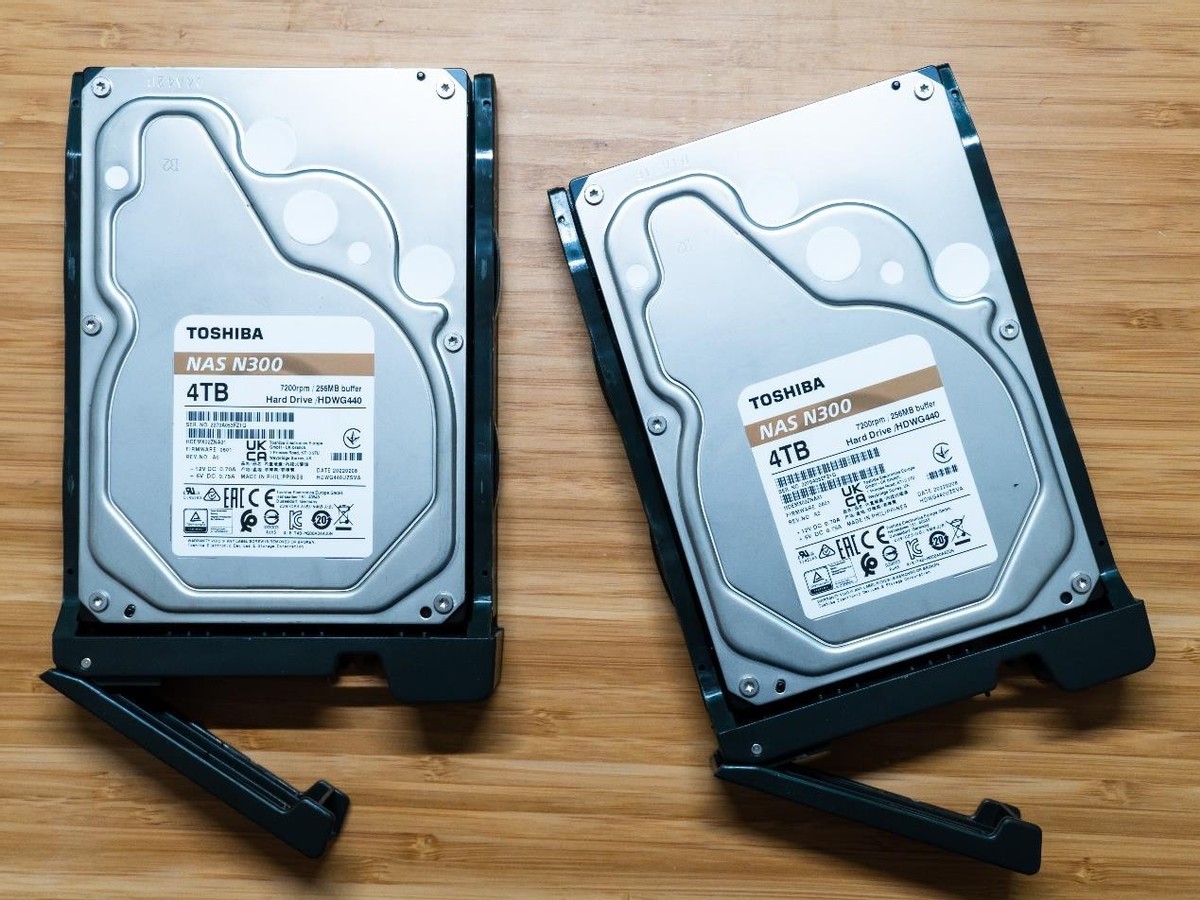 新手轻松玩转的NAS丨威联通TS-216+东芝N300开箱体验