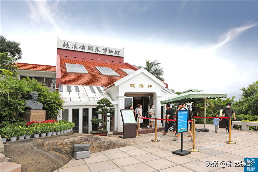 悬挂五星红旗豪华邮轮招商伊敦号，穿过百年历史尘烟再次启航