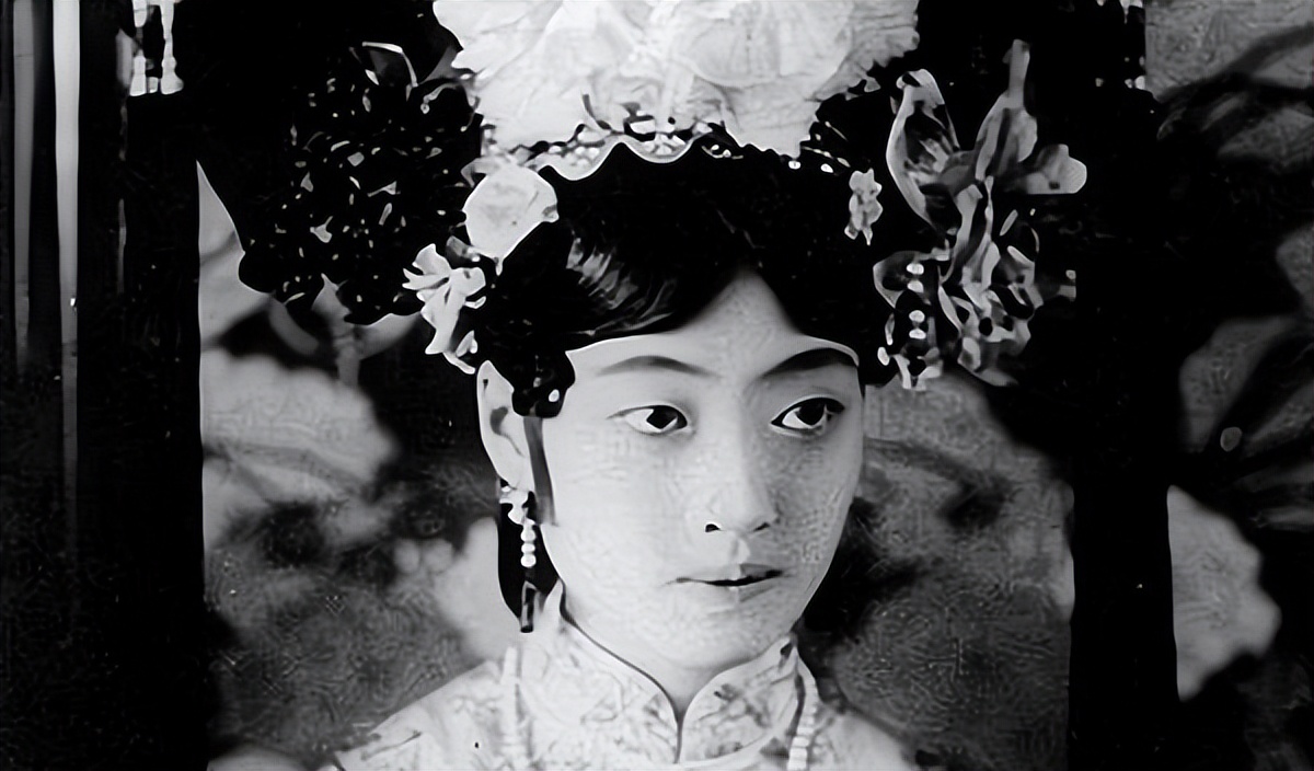 末代皇后婉容死后被扔在臭水沟边,末代皇后私生女