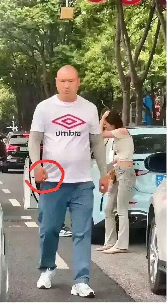 南京路怒光头强男拳打“小仙女”！女孩娇养是个错！