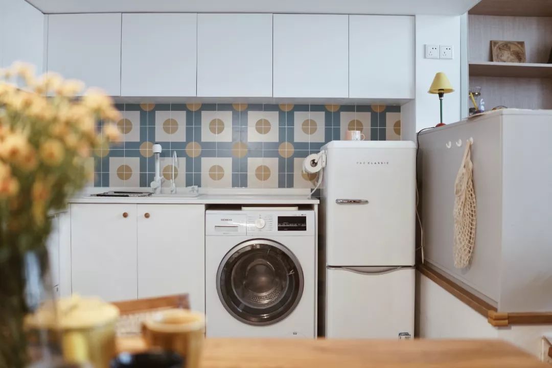 她买下32㎡老旧学区房，为女儿打造小桃园，还有20㎡超舒适大庭院