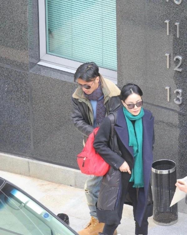 王菲李嫣打扮视频,李嫣王菲休闲装扮现身