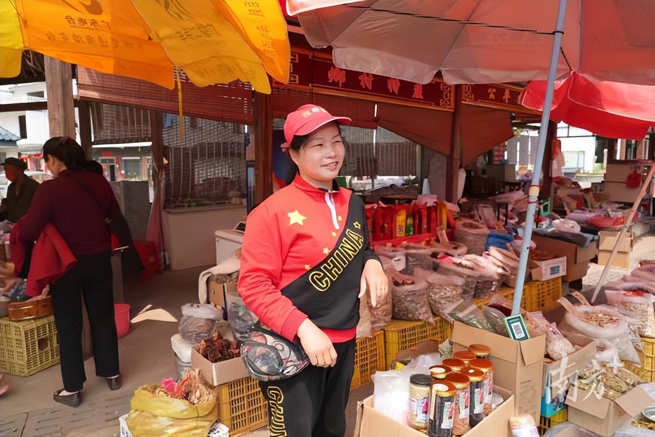 体育一线｜连樟村“网红”跳舞带货受追捧，回村发展月收入近万元